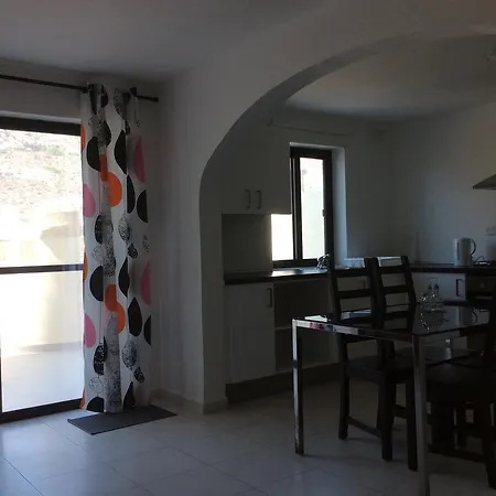 Captain's Den * Xlendi