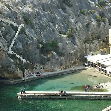 Apartment Captain's Den Xlendi