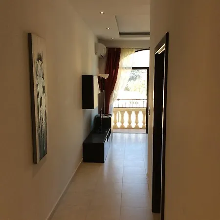 Captain's Den * Xlendi