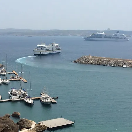 Captain's Den Xlendi